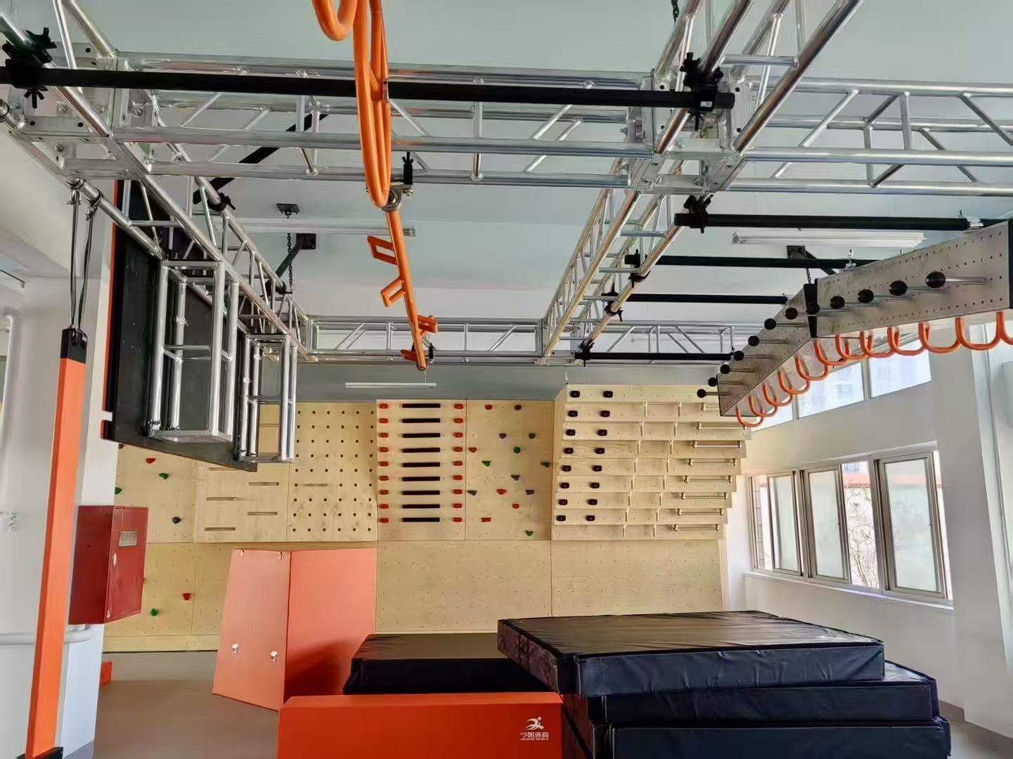 Floor-Mounted Single-Layer Course Frame detail 1